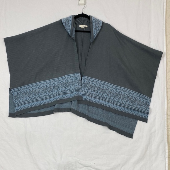 Simply Noelle Hooded Poncho Wrap Gray with Blue Pattern - Picture 4 of 9